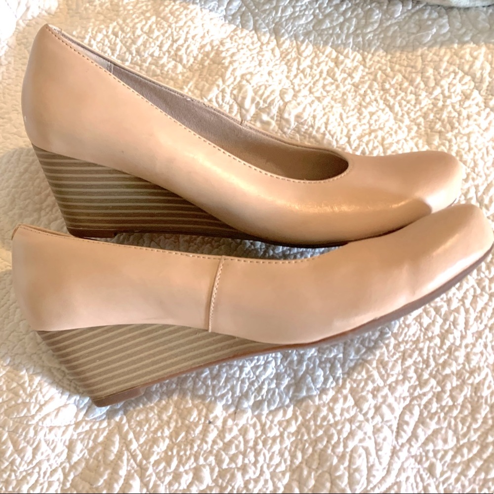 Clarks Nude/Blush Wedge Pumps, 2.5” heel, sz 8